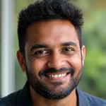 रवि वर्मा, निम्िशा साउंड के संस्थापक और मुख्य ध्वनि इंजीनियर, एक गर्म और मैत्रीपूर्ण मुस्कान के साथ.